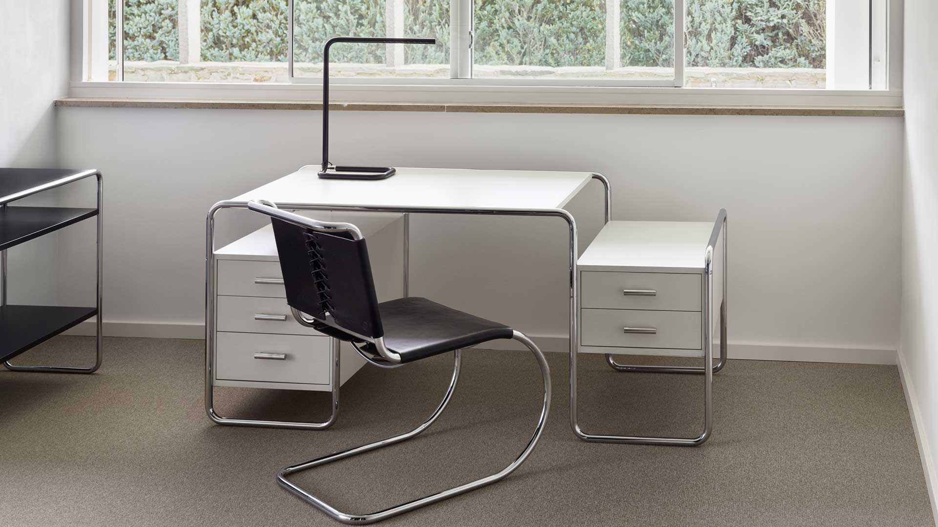 thonet-s533l-schwarz-mies-van-der-rohe-mit-breuer-schreibtisch(1)